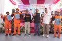 Foto: Sejumlah petugas Penanganan Prasarana dan Sarana Umum (PPSU) bersama jajaran Pemerintah Kota Administrasi Jakarta Timur berfoto bersama usai rangkaian kegiatan Festival Batu Penggilingan IV di wilayah Kelurahan Penggilingan, Kecamatan Cakung