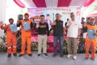 Foto: Sejumlah petugas Penanganan Prasarana dan Sarana Umum (PPSU) bersama jajaran Pemerintah Kota Administrasi Jakarta Timur berfoto bersama usai rangkaian kegiatan Festival Batu Penggilingan IV di wilayah Kelurahan Penggilingan, Kecamatan Cakung
