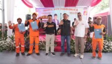 Foto: Sejumlah petugas Penanganan Prasarana dan Sarana Umum (PPSU) bersama jajaran Pemerintah Kota Administrasi Jakarta Timur berfoto bersama usai rangkaian kegiatan Festival Batu Penggilingan IV di wilayah Kelurahan Penggilingan, Kecamatan Cakung