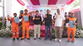 Foto: Sejumlah petugas Penanganan Prasarana dan Sarana Umum (PPSU) bersama jajaran Pemerintah Kota Administrasi Jakarta Timur berfoto bersama usai rangkaian kegiatan Festival Batu Penggilingan IV di wilayah Kelurahan Penggilingan, Kecamatan Cakung