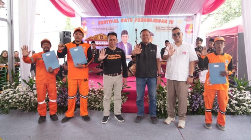 Foto: Sejumlah petugas Penanganan Prasarana dan Sarana Umum (PPSU) bersama jajaran Pemerintah Kota Administrasi Jakarta Timur berfoto bersama usai rangkaian kegiatan Festival Batu Penggilingan IV di wilayah Kelurahan Penggilingan, Kecamatan Cakung