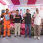 Foto: Sejumlah petugas Penanganan Prasarana dan Sarana Umum (PPSU) bersama jajaran Pemerintah Kota Administrasi Jakarta Timur berfoto bersama usai rangkaian kegiatan Festival Batu Penggilingan IV di wilayah Kelurahan Penggilingan, Kecamatan Cakung