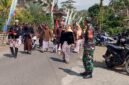 Foto: Babinsa Desa Slawe dari Koramil 0806-07/Watulimo tampak berada di tengah kegiatan dan ikut memastikan rangkaian acara berjalan tertib. Kehadiran aparat TNI bersama masyarakat menjadi bagian dari dukungan terhadap pelestarian tradisi dan kebersamaan warga.