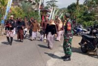 Foto: Babinsa Desa Slawe dari Koramil 0806-07/Watulimo tampak berada di tengah kegiatan dan ikut memastikan rangkaian acara berjalan tertib. Kehadiran aparat TNI bersama masyarakat menjadi bagian dari dukungan terhadap pelestarian tradisi dan kebersamaan warga.