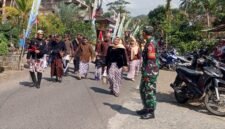 Foto: Babinsa Desa Slawe dari Koramil 0806-07/Watulimo tampak berada di tengah kegiatan dan ikut memastikan rangkaian acara berjalan tertib. Kehadiran aparat TNI bersama masyarakat menjadi bagian dari dukungan terhadap pelestarian tradisi dan kebersamaan warga.