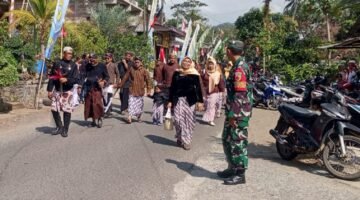 Foto: Babinsa Desa Slawe dari Koramil 0806-07/Watulimo tampak berada di tengah kegiatan dan ikut memastikan rangkaian acara berjalan tertib. Kehadiran aparat TNI bersama masyarakat menjadi bagian dari dukungan terhadap pelestarian tradisi dan kebersamaan warga.
