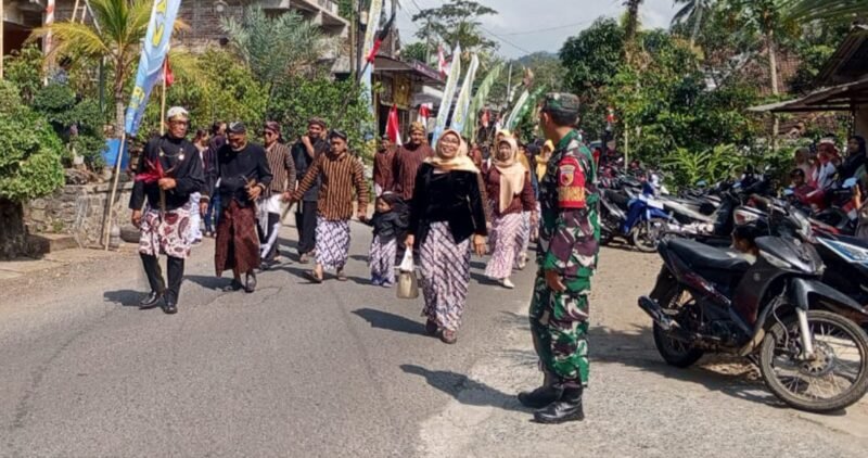 Foto: Babinsa Desa Slawe dari Koramil 0806-07/Watulimo tampak berada di tengah kegiatan dan ikut memastikan rangkaian acara berjalan tertib. Kehadiran aparat TNI bersama masyarakat menjadi bagian dari dukungan terhadap pelestarian tradisi dan kebersamaan warga.