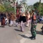 Foto: Babinsa Desa Slawe dari Koramil 0806-07/Watulimo tampak berada di tengah kegiatan dan ikut memastikan rangkaian acara berjalan tertib. Kehadiran aparat TNI bersama masyarakat menjadi bagian dari dukungan terhadap pelestarian tradisi dan kebersamaan warga.