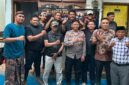 Foto: Sejumlah pengurus dan keluarga besar Media Lensa Polri berfoto bersama Kapospol Tegal Alur, usai menghadiri rangkaian kegiatan peringatan HUT ke-7 Media Lensa Polri, Selasa (25/8/2026).