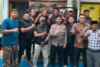 Foto: Sejumlah pengurus dan keluarga besar Media Lensa Polri berfoto bersama Kapospol Tegal Alur, usai menghadiri rangkaian kegiatan peringatan HUT ke-7 Media Lensa Polri, Selasa (25/8/2026).