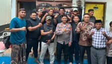 Foto: Sejumlah pengurus dan keluarga besar Media Lensa Polri berfoto bersama Kapospol Tegal Alur, usai menghadiri rangkaian kegiatan peringatan HUT ke-7 Media Lensa Polri, Selasa (25/8/2026).