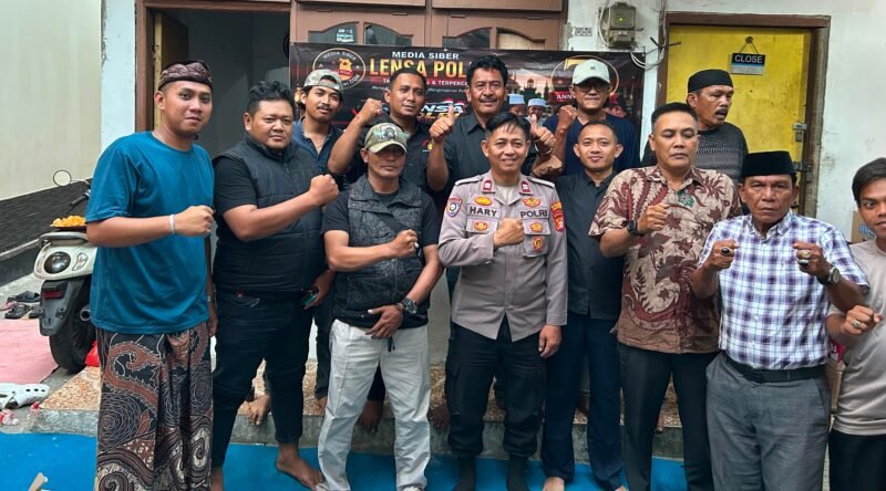 Foto: Sejumlah pengurus dan keluarga besar Media Lensa Polri berfoto bersama Kapospol Tegal Alur, usai menghadiri rangkaian kegiatan peringatan HUT ke-7 Media Lensa Polri, Selasa (25/8/2026).