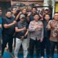 Foto: Sejumlah pengurus dan keluarga besar Media Lensa Polri berfoto bersama Kapospol Tegal Alur, usai menghadiri rangkaian kegiatan peringatan HUT ke-7 Media Lensa Polri, Selasa (25/8/2026).