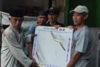 Foto: Penyerahan bantuan granit untuk Masjid Jami Riyadusholihin di Kampung Bata Alam, Desa Cigombong, Kecamatan Cigombong, Bogor. Bantuan seluas kurang lebih 200 meter persegi tersebut diberikan untuk mendukung perbaikan lantai masjid demi meningkatkan kenyamanan jamaah dalam beribadah.