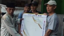 Foto: Penyerahan bantuan granit untuk Masjid Jami Riyadusholihin di Kampung Bata Alam, Desa Cigombong, Kecamatan Cigombong, Bogor. Bantuan seluas kurang lebih 200 meter persegi tersebut diberikan untuk mendukung perbaikan lantai masjid demi meningkatkan kenyamanan jamaah dalam beribadah.