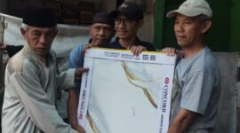 Foto: Penyerahan bantuan granit untuk Masjid Jami Riyadusholihin di Kampung Bata Alam, Desa Cigombong, Kecamatan Cigombong, Bogor. Bantuan seluas kurang lebih 200 meter persegi tersebut diberikan untuk mendukung perbaikan lantai masjid demi meningkatkan kenyamanan jamaah dalam beribadah.