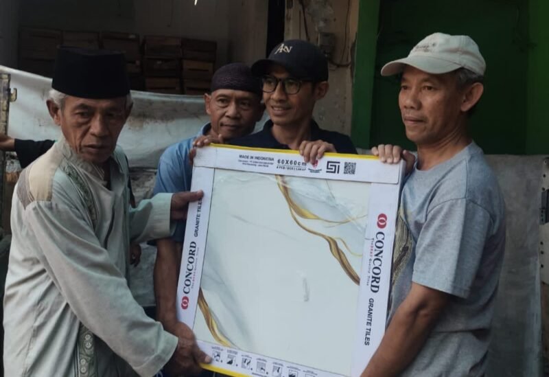 Foto: Penyerahan bantuan granit untuk Masjid Jami Riyadusholihin di Kampung Bata Alam, Desa Cigombong, Kecamatan Cigombong, Bogor. Bantuan seluas kurang lebih 200 meter persegi tersebut diberikan untuk mendukung perbaikan lantai masjid demi meningkatkan kenyamanan jamaah dalam beribadah.