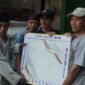 Foto: Penyerahan bantuan granit untuk Masjid Jami Riyadusholihin di Kampung Bata Alam, Desa Cigombong, Kecamatan Cigombong, Bogor. Bantuan seluas kurang lebih 200 meter persegi tersebut diberikan untuk mendukung perbaikan lantai masjid demi meningkatkan kenyamanan jamaah dalam beribadah.