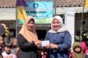 Foto: PIC SPPG Gunungendut 3 Fitriyani Awaliah menyerahkan bantuan dana kepada Kepala Sekolah PAUD KB Nurul Ihsan, Ade Halimah, di Desa Gunungendut, Kabupaten Sukabumi, Jumat (28/8/2026).