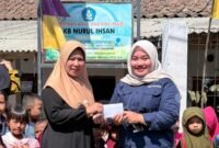 Foto: PIC SPPG Gunungendut 3 Fitriyani Awaliah menyerahkan bantuan dana kepada Kepala Sekolah PAUD KB Nurul Ihsan, Ade Halimah, di Desa Gunungendut, Kabupaten Sukabumi, Jumat (28/8/2026).