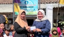 Foto: PIC SPPG Gunungendut 3 Fitriyani Awaliah menyerahkan bantuan dana kepada Kepala Sekolah PAUD KB Nurul Ihsan, Ade Halimah, di Desa Gunungendut, Kabupaten Sukabumi, Jumat (28/8/2026).