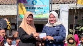 Foto: PIC SPPG Gunungendut 3 Fitriyani Awaliah menyerahkan bantuan dana kepada Kepala Sekolah PAUD KB Nurul Ihsan, Ade Halimah, di Desa Gunungendut, Kabupaten Sukabumi, Jumat (28/8/2026).
