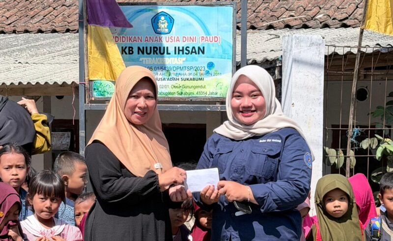 Foto: PIC SPPG Gunungendut 3 Fitriyani Awaliah menyerahkan bantuan dana kepada Kepala Sekolah PAUD KB Nurul Ihsan, Ade Halimah, di Desa Gunungendut, Kabupaten Sukabumi, Jumat (28/8/2026).