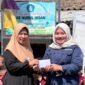 Foto: PIC SPPG Gunungendut 3 Fitriyani Awaliah menyerahkan bantuan dana kepada Kepala Sekolah PAUD KB Nurul Ihsan, Ade Halimah, di Desa Gunungendut, Kabupaten Sukabumi, Jumat (28/8/2026).