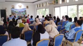 Foto: Sejumlah peserta mengikuti Pelatihan Pemilahan dan Pengelolaan Sampah yang digelar DPW BKPRMI DKI Jakarta במסגרת program ECO ACTION di Pulau Pramuka, Kepulauan Seribu.