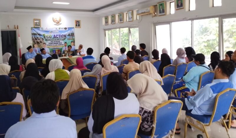 Foto: Sejumlah peserta mengikuti Pelatihan Pemilahan dan Pengelolaan Sampah yang digelar DPW BKPRMI DKI Jakarta במסגרת program ECO ACTION di Pulau Pramuka, Kepulauan Seribu.