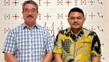Foto: Gubernur Maluku Hendrik Lewerissa bersama Ketua Presidium Pengurus Pusat Perhimpunan Mahasiswa Katolik Republik Indonesia (PP PMKRI) terpilih, Christian A. D. Rettob, saat pertemuan di kediaman Gubernur Maluku.