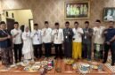 Foto: Gus Yahya Bersama YANMU
Sejumlah pengurus Yayasan Anugerah Nusantara Al-Mubarokah (YANMU) berfoto bersama K.H. Yahya Cholil Staquf atau Gus Yahya usai pertemuan di Jombang, Senin (31/8/2026).