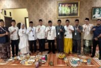 Foto: Gus Yahya Bersama YANMU
Sejumlah pengurus Yayasan Anugerah Nusantara Al-Mubarokah (YANMU) berfoto bersama K.H. Yahya Cholil Staquf atau Gus Yahya usai pertemuan di Jombang, Senin (31/8/2026).