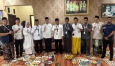 Foto: Gus Yahya Bersama YANMU
Sejumlah pengurus Yayasan Anugerah Nusantara Al-Mubarokah (YANMU) berfoto bersama K.H. Yahya Cholil Staquf atau Gus Yahya usai pertemuan di Jombang, Senin (31/8/2026).
