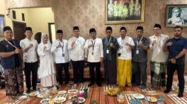 Foto: Gus Yahya Bersama YANMU
Sejumlah pengurus Yayasan Anugerah Nusantara Al-Mubarokah (YANMU) berfoto bersama K.H. Yahya Cholil Staquf atau Gus Yahya usai pertemuan di Jombang, Senin (31/8/2026).