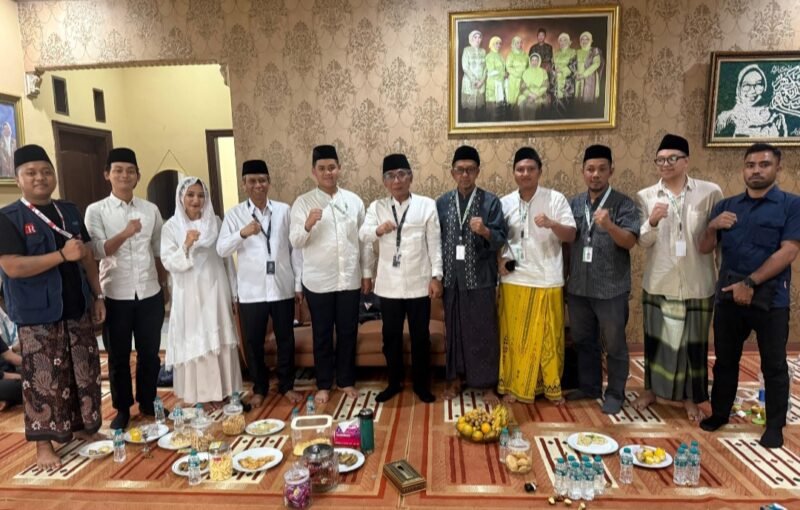 Foto: Gus Yahya Bersama YANMU
Sejumlah pengurus Yayasan Anugerah Nusantara Al-Mubarokah (YANMU) berfoto bersama K.H. Yahya Cholil Staquf atau Gus Yahya usai pertemuan di Jombang, Senin (31/8/2026).