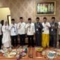 Foto: Gus Yahya Bersama YANMU
Sejumlah pengurus Yayasan Anugerah Nusantara Al-Mubarokah (YANMU) berfoto bersama K.H. Yahya Cholil Staquf atau Gus Yahya usai pertemuan di Jombang, Senin (31/8/2026).
