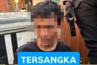 Foto: Salah satu tersangka yang diamankan Polisi, diduga terlibat dalam aksi kejahatan jalanan saat melaksanakan patroli rutin di wilayah Jakarta Timur pada Minggu (2/8/2026) dini hari. (Dok-Istimewa)