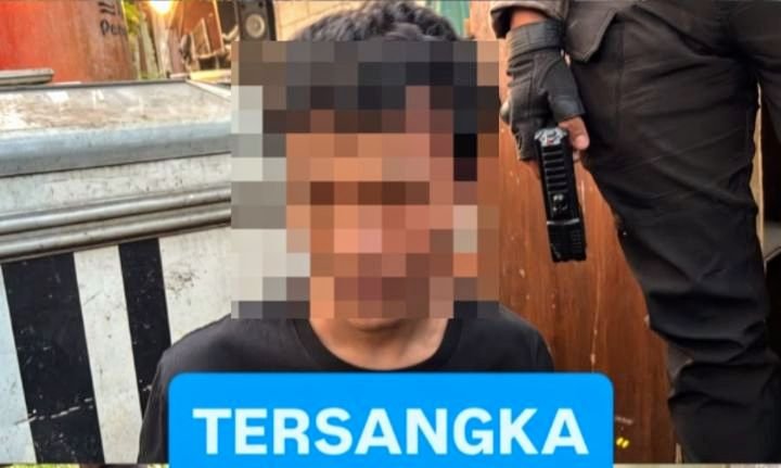 Foto: Salah satu tersangka yang diamankan Polisi, diduga terlibat dalam aksi kejahatan jalanan saat melaksanakan patroli rutin di wilayah Jakarta Timur pada Minggu (2/8/2026) dini hari. (Dok-Istimewa)