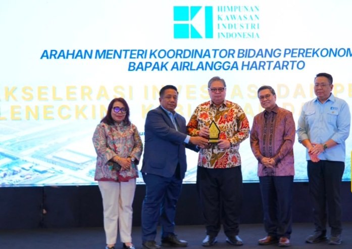 Menteri Koordinator Bidang Perekonomian Airlangga Hartarto menegaskan kawasan industri memiliki peran strategis dalam mendorong pertumbuhan ekonomi nasional, terutama untuk mencapai target pertumbuhan ekonomi sebesar 8 persen.