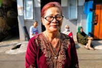Foto: Rita Elsita (60), seorang pedagang mainan anak-anak di Pasar Krengzo, Jakarta Timur, yang membagikan perjalanan spiritualnya memeluk Islam kepada wartawan secara eksklusif pada Senin (3/8/2026) di Jalan Kebon Sayur I, Kelurahan Bidara Cina, Kecamatan Jatinegara, Jakarta Timur. (Dok-okj/fn)