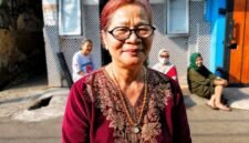 Foto: Rita Elsita (60), seorang pedagang mainan anak-anak di Pasar Krengzo, Jakarta Timur, yang membagikan perjalanan spiritualnya memeluk Islam kepada wartawan secara eksklusif pada Senin (3/8/2026) di Jalan Kebon Sayur I, Kelurahan Bidara Cina, Kecamatan Jatinegara, Jakarta Timur. (Dok-okj/fn)