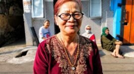 Foto: Rita Elsita (60), seorang pedagang mainan anak-anak di Pasar Krengzo, Jakarta Timur, yang membagikan perjalanan spiritualnya memeluk Islam kepada wartawan secara eksklusif pada Senin (3/8/2026) di Jalan Kebon Sayur I, Kelurahan Bidara Cina, Kecamatan Jatinegara, Jakarta Timur. (Dok-okj/fn)