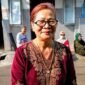 Foto: Rita Elsita (60), seorang pedagang mainan anak-anak di Pasar Krengzo, Jakarta Timur, yang membagikan perjalanan spiritualnya memeluk Islam kepada wartawan secara eksklusif pada Senin (3/8/2026) di Jalan Kebon Sayur I, Kelurahan Bidara Cina, Kecamatan Jatinegara, Jakarta Timur. (Dok-okj/fn)