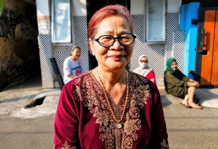Foto: Rita Elsita (60), seorang pedagang mainan anak-anak di Pasar Krengzo, Jakarta Timur, yang membagikan perjalanan spiritualnya memeluk Islam kepada wartawan secara eksklusif pada Senin (3/8/2026) di Jalan Kebon Sayur I, Kelurahan Bidara Cina, Kecamatan Jatinegara, Jakarta Timur. (Dok-okj/fn)