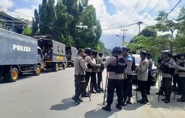 Foto: Anggota kepolisian Polres Jayapura saat mengamankan aksi unjuk rasa (UNRAS) KNPB di Sentani, Jayapura. (Dok: Istimewa)
