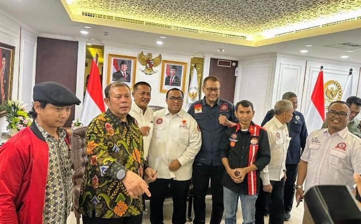 Foto: Koalisi Besar Perjuangan Buruh Indonesia (KPBI) bersama Federasi Serikat Pekerja Perfilman Indonesia (F-SPPI) secara resmi menyerahkan usulan materi Rancangan Undang-Undang (RUU) Ketenagakerjaan yang memuat pengaturan khusus bagi pekerja seni, kreatif, budaya, dan perfilman kepada pimpinan Dewan Perwakilan Rakyat Republik Indonesia (DPR RI) serta Panitia Kerja (Panja) RUU Ketenagakerjaan di Gedung Nusantara, Kompleks Parlemen Senayan, Jakarta, Selasa (4/8/2026). (Dok: Istimewa)
