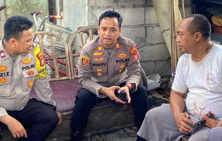 Foto: Kapolsek Tambora AKP Wahyu Hidayat, S.T.K., S.I.K., didampingi Bhabinkamtibmas Kelurahan Tanah Sereal Aiptu M. Aziz, S.H., Ketua RW 12 beserta jajaran pengurus lingkungan dan warga setempat. (Dok-Istimewa)