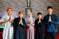 Foto: Ustadz Muhammad Nabawi bersama keluarga. (Dok: Istimewa)