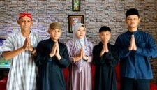 Foto: Ustadz Muhammad Nabawi bersama keluarga. (Dok: Istimewa)